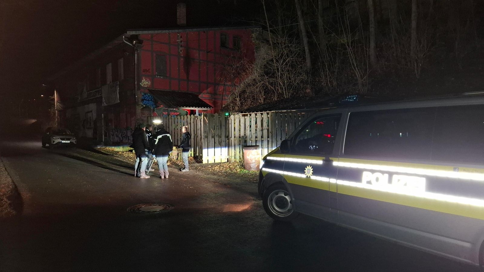 Hakenkreuze-und-Anschlag-auf-linkes-Jugendzentrum-in-Saalfeld-Polizei-nennt-Details-zu-T-tern