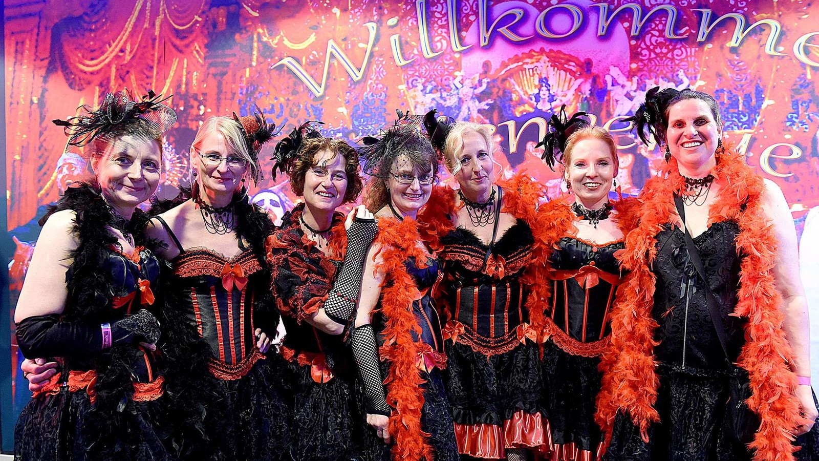 B-hnenball-in-Hagen-mit-schillernder-Revue-und-Party-Es-wird-wild-