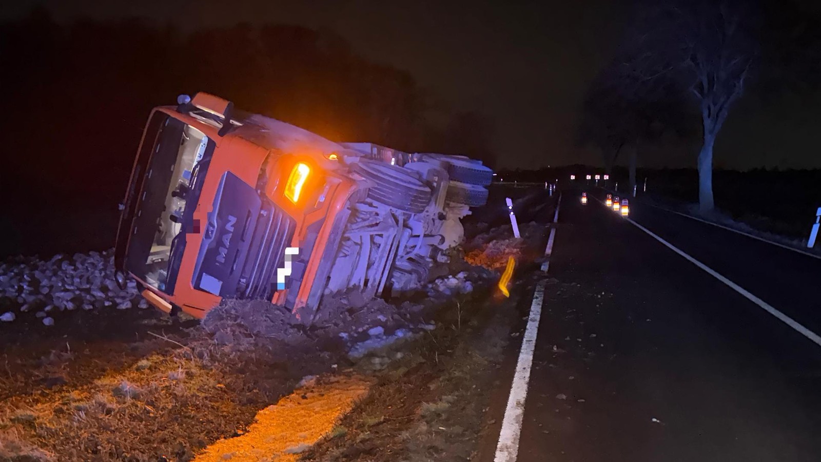 Im-Landkreis-Peine-LKW-landet-zwischen-Bodenstedt-und-Vallstedt-im-Graben