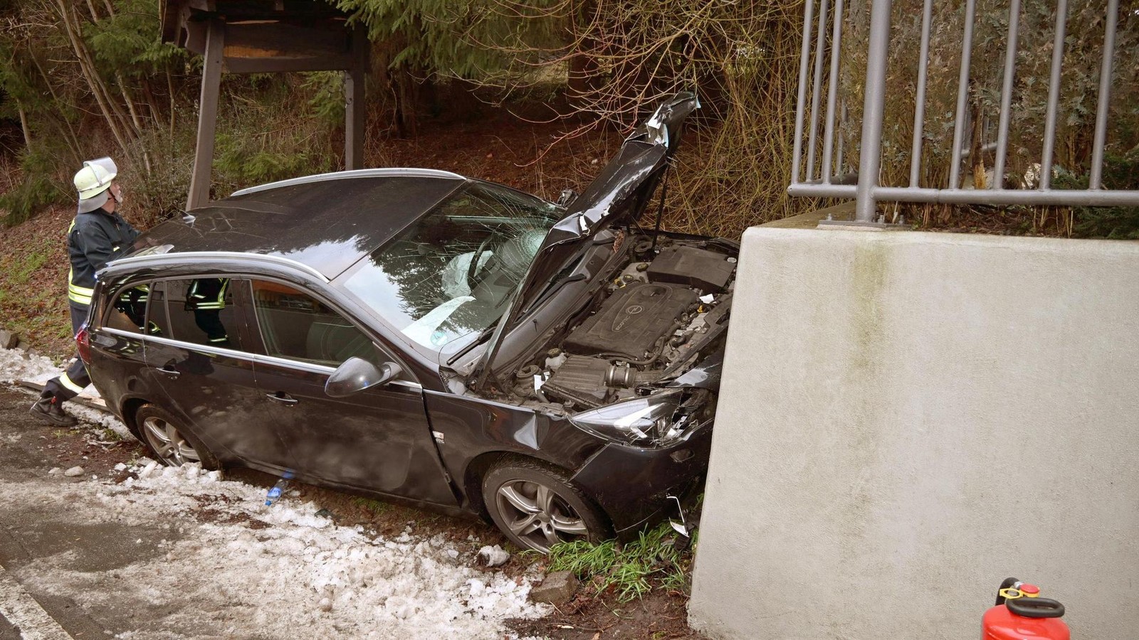 Bei-Siegen-Auto-prallt-auf-massive-Mauer-67-J-hriger-wird-aus-Wrack-geholt