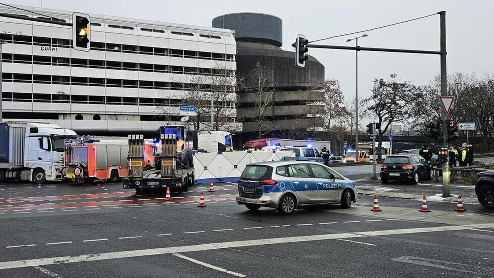 T-dlicher-Unfall-am-ICC-Lkw-berrollt-Rollerfahrerin