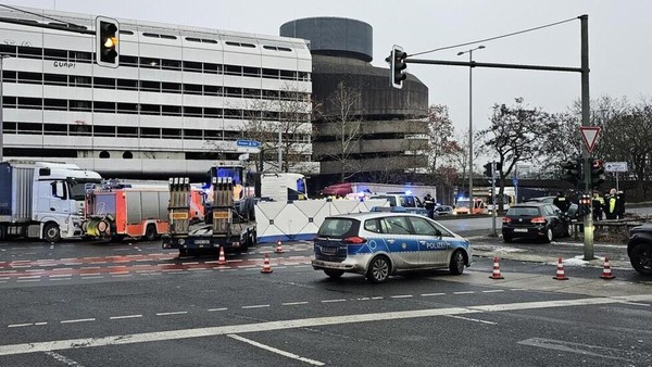 Tödlicher Unfall am ICC: Lkw überrollt Rollerfahrerin