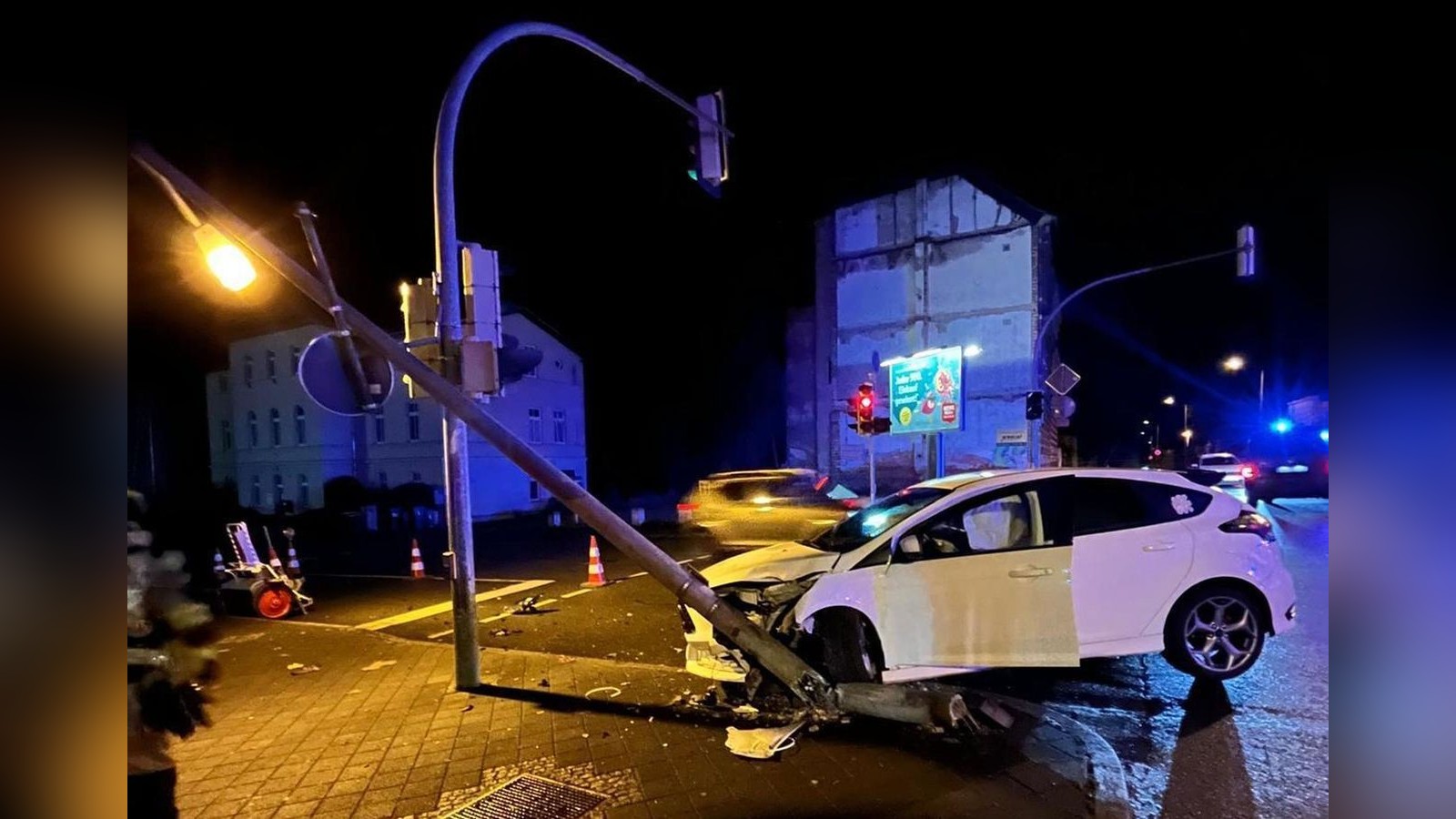Mit-Laterne-Zaun-und-Mast-kollidiert-Mehrere-Unf-lle-mit-hohem-Schaden-in-Gera