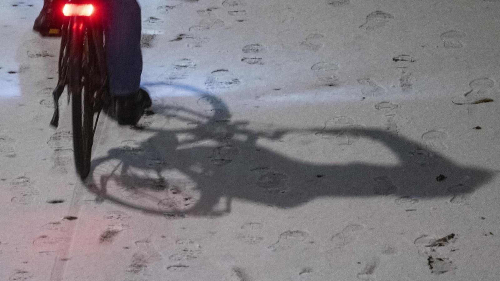 Braunschweig-Radfahrer-fl-chtet-nach-schwerem-Unfall-mit-Fu-g-nger