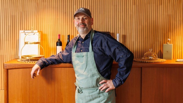 „Keine Pinzettenküche“: Ex-Sternekoch eröffnet Lokal in Hamburger Kirche