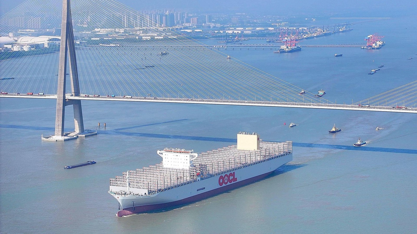 Containerriese-f-hrt-erstmals-Hamburg-an-schlechte-Nachricht-f-r-Aida-Fans