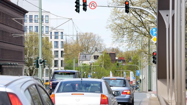 Polizeieinsatz: Duisburger Hauptstraße nach schwerem Unfall gesperrt