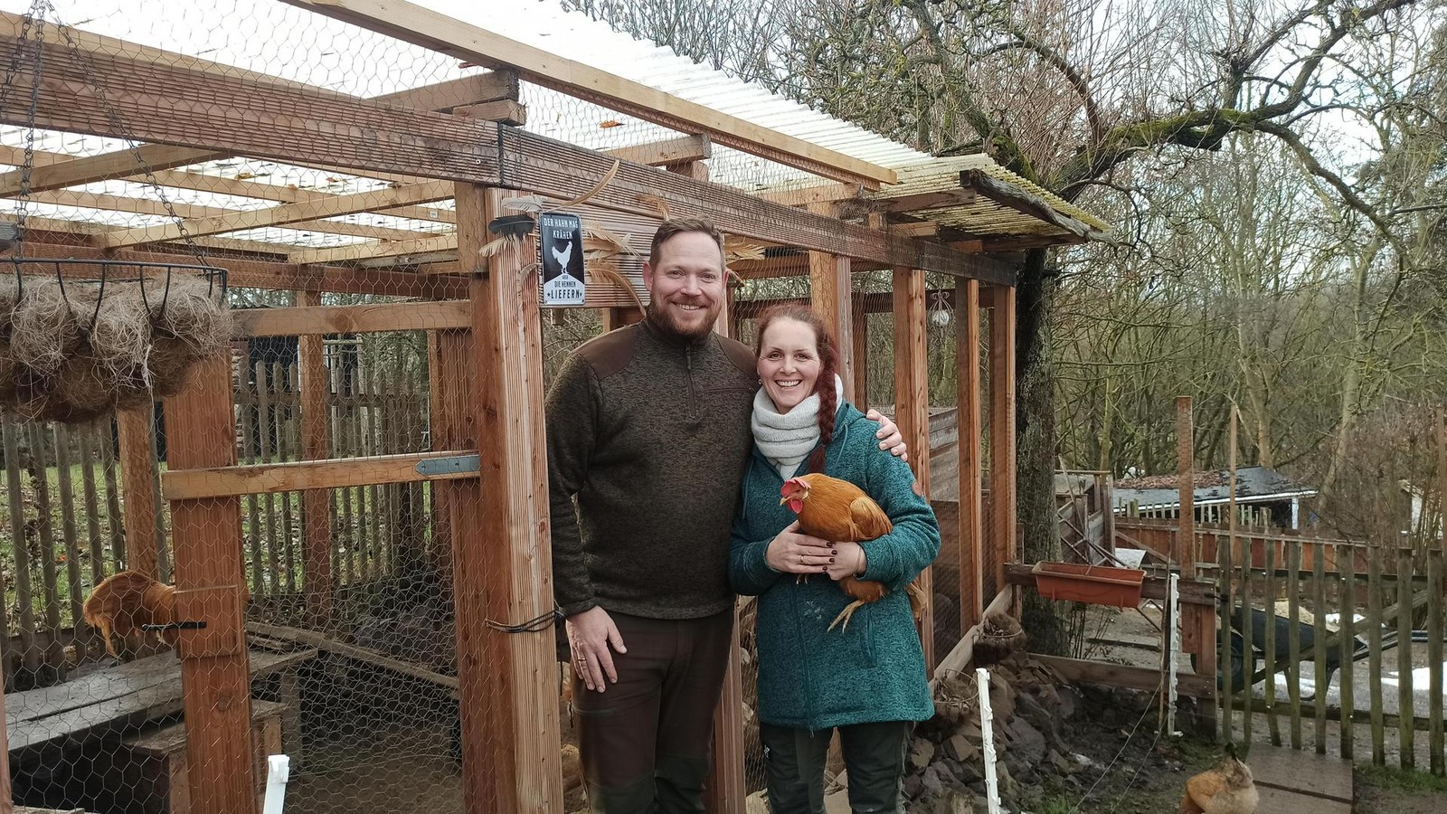 Vom-Caf-zum-H-hnergl-ck-Wie-ein-Paar-aus-Gera-mit-mobilen-H-hnern-Herzen-erobert