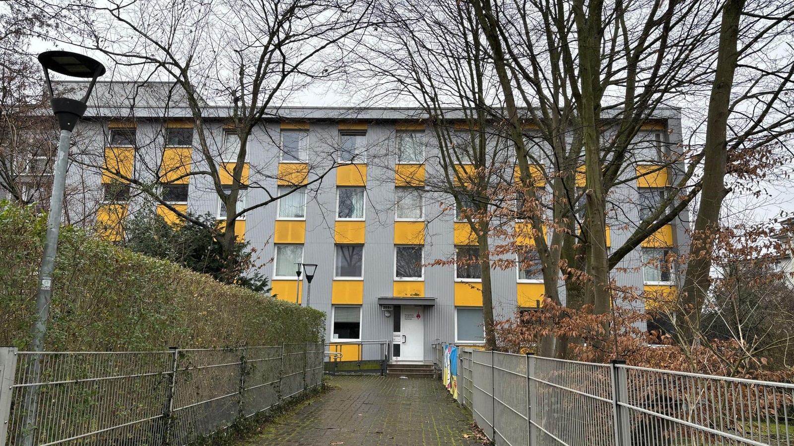 -Der-Rote-Hahn-muss-bleiben-Droht-Studentenwohnheim-in-D-sseldorf-das-Aus-