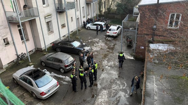 Großeinsatz nach Raub auf Juwelier – kamen die Täter in Polizeiuniform?