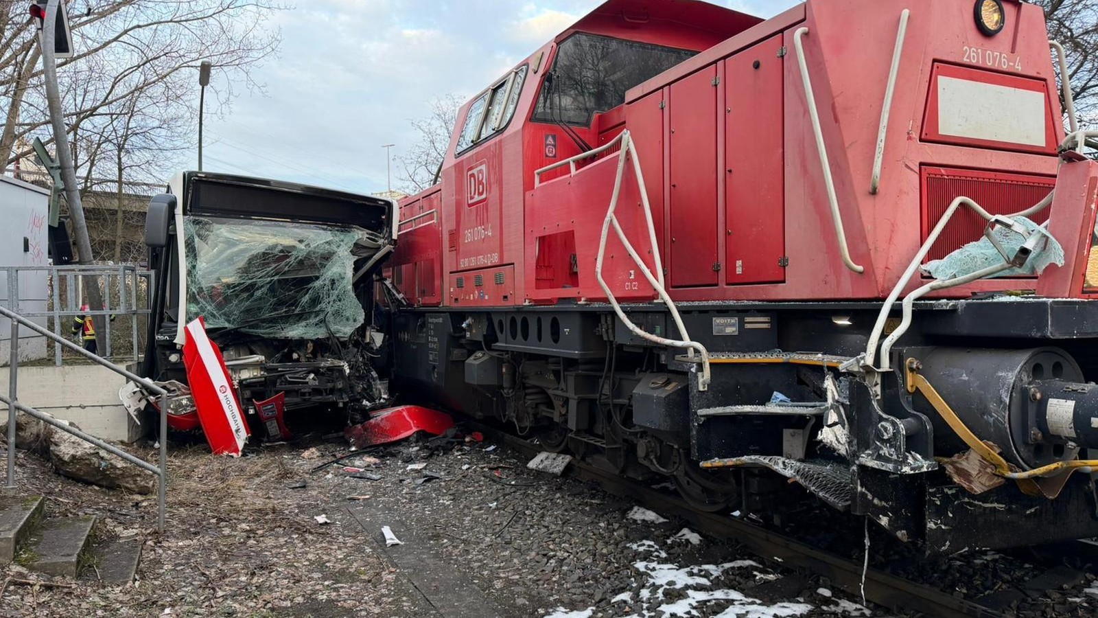 19-J-hrige-stirbt-bei-Zusammensto-von-HVV-Bus-und-Rangierlok