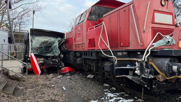 Zug rammt HVV-Bus in Wilhelmsburg – Verletzte liegen auf der Fahrbahn