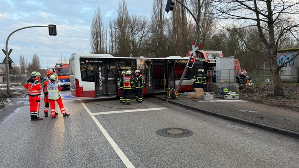 19-Jährige stirbt bei Zusammenstoß von HVV-Bus und Rangierlok – Ursache geklärt