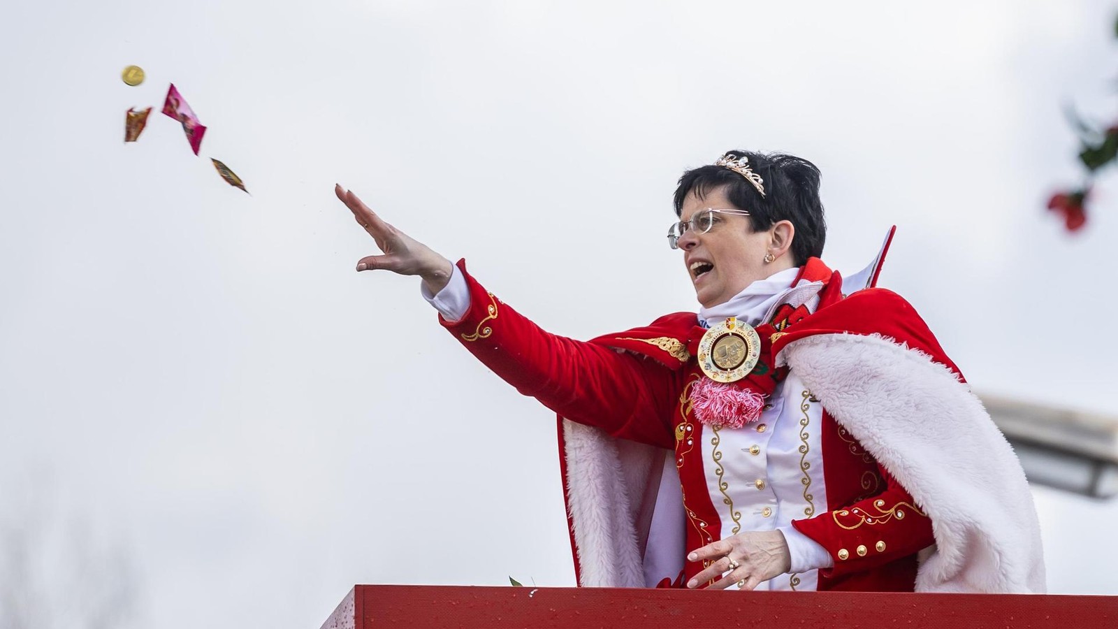 Tausende-Euro-f-r-Kamelle-Das-werfen-Bochums-Karnevalsvereine-beim-Umzug