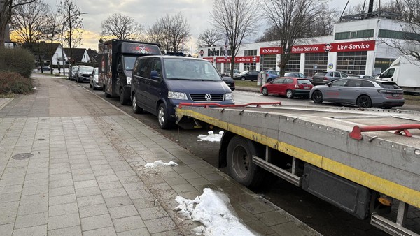 „Fehlentscheidung“: Streit um Buslinie – Poppenbütteler wollen Parkplätze zurück