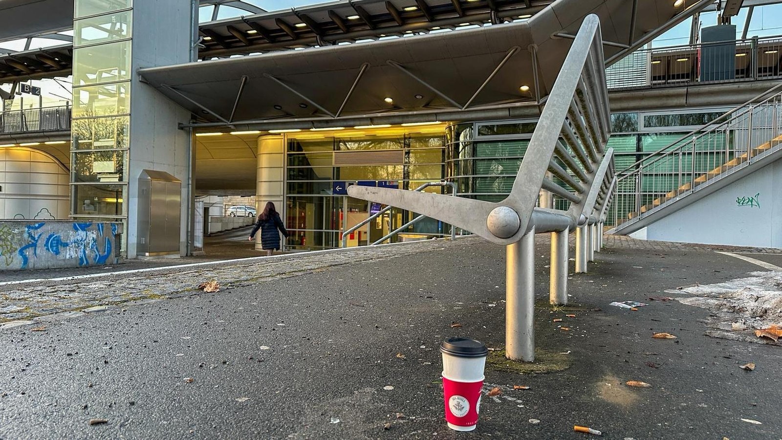 Zigarettenstummel-und-anderer-M-ll-Mangelt-es-am-Paradiesbahnhof-in-Jena-an-M-lleimern-