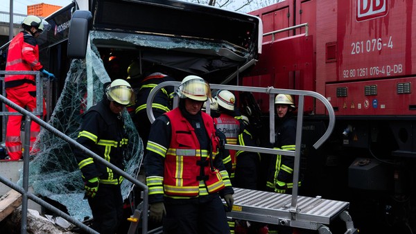 Zug rammt HVV-Bus in Wilhelmsburg – eine Person stirbt bei Zusammenstoß