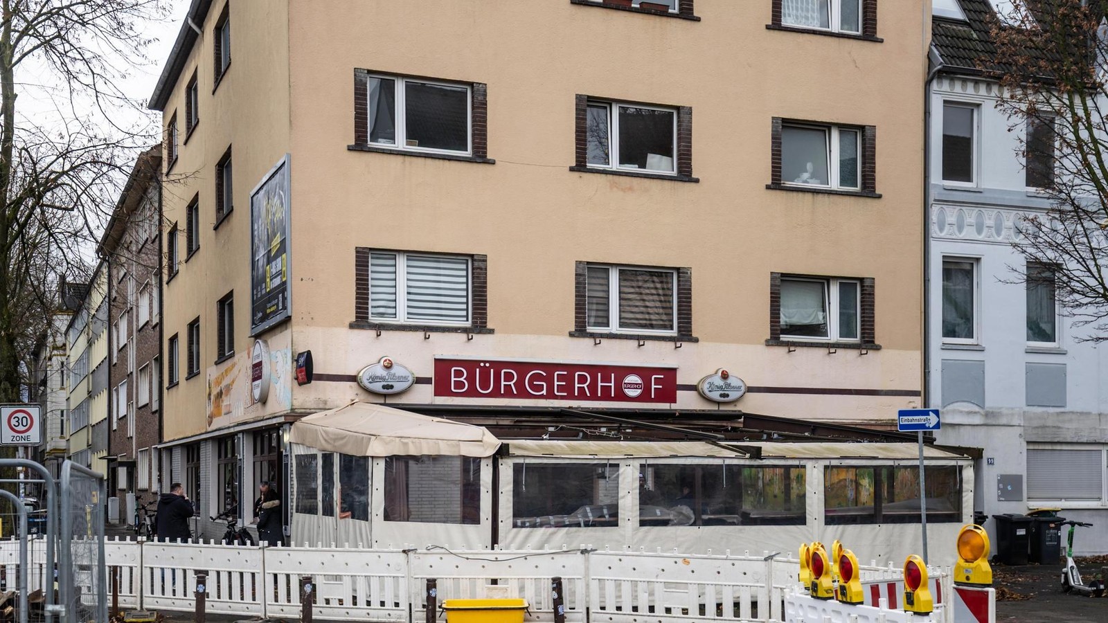 -Stehen-neben-uns-Feuer-in-Duisburger-Traditionskneipe