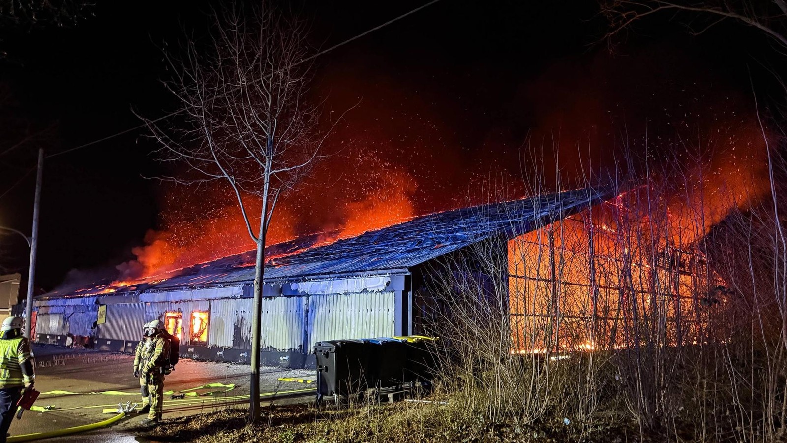 Gro-brand-in-Trampolinhalle-L-scharbeiten-dauern-an