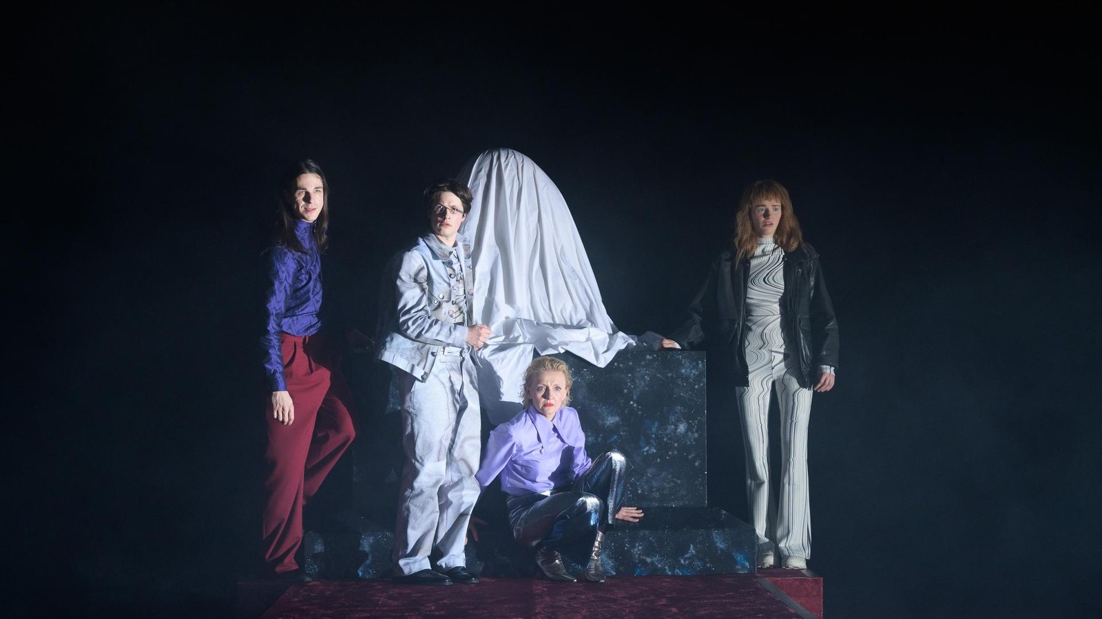 Das-Schreien-einer-Generation-Drau-en-vor-der-T-r-wird-im-Nationaltheater-Weimar-der-Sinn-von-Kriegen-gesucht