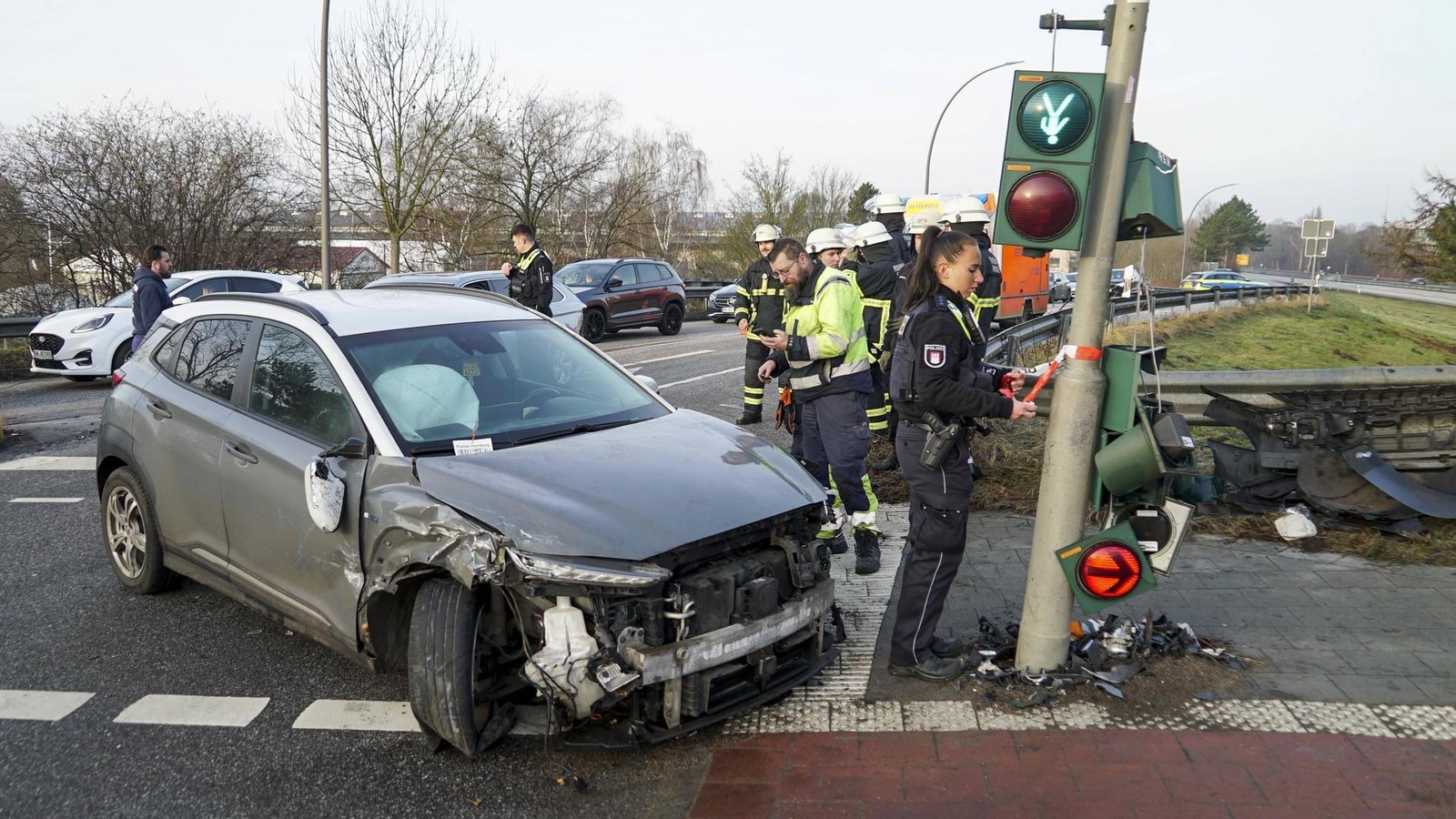 Pkw-kracht-an-roter-Ampel-ungebremst-in-Kombi-Fahrer-und-Beifahrer-fl-chten