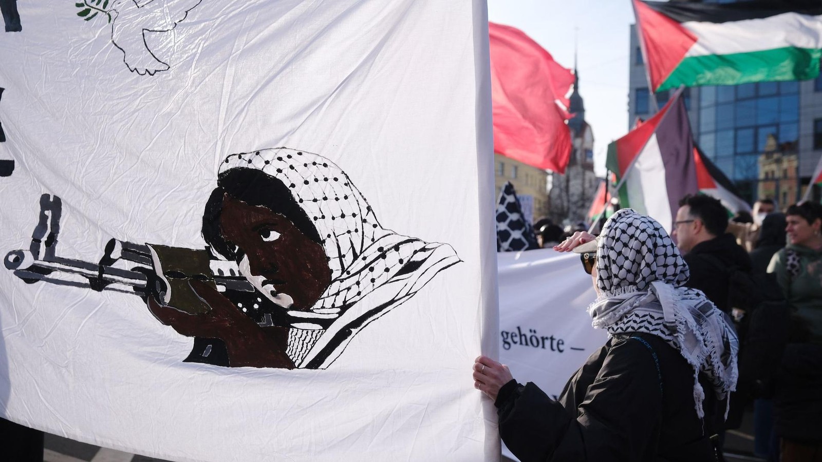 Linke-Gruppen-protestieren-in-Leipzig-MDR-Journalist-geschlagen