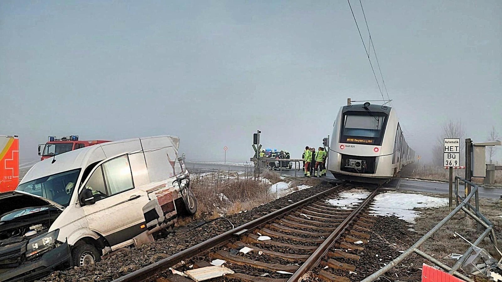 Kreis-S-mmerda-Zug-erfasst-an-Bahn-bergang-Transporter-und-schiebt-ihn-von-den-Gleisen
