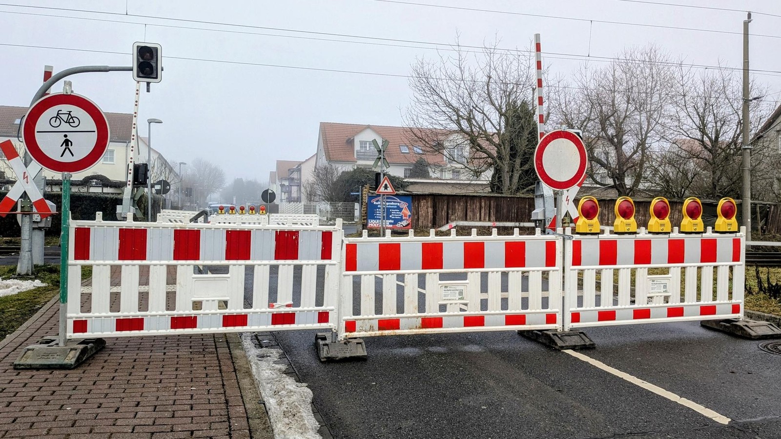 Autofahrer-im-Kreis-Nordhausen-aufgepasst-Mehrere-gesperrte-Bahn-berg-nge-behindern-den-Verkehr
