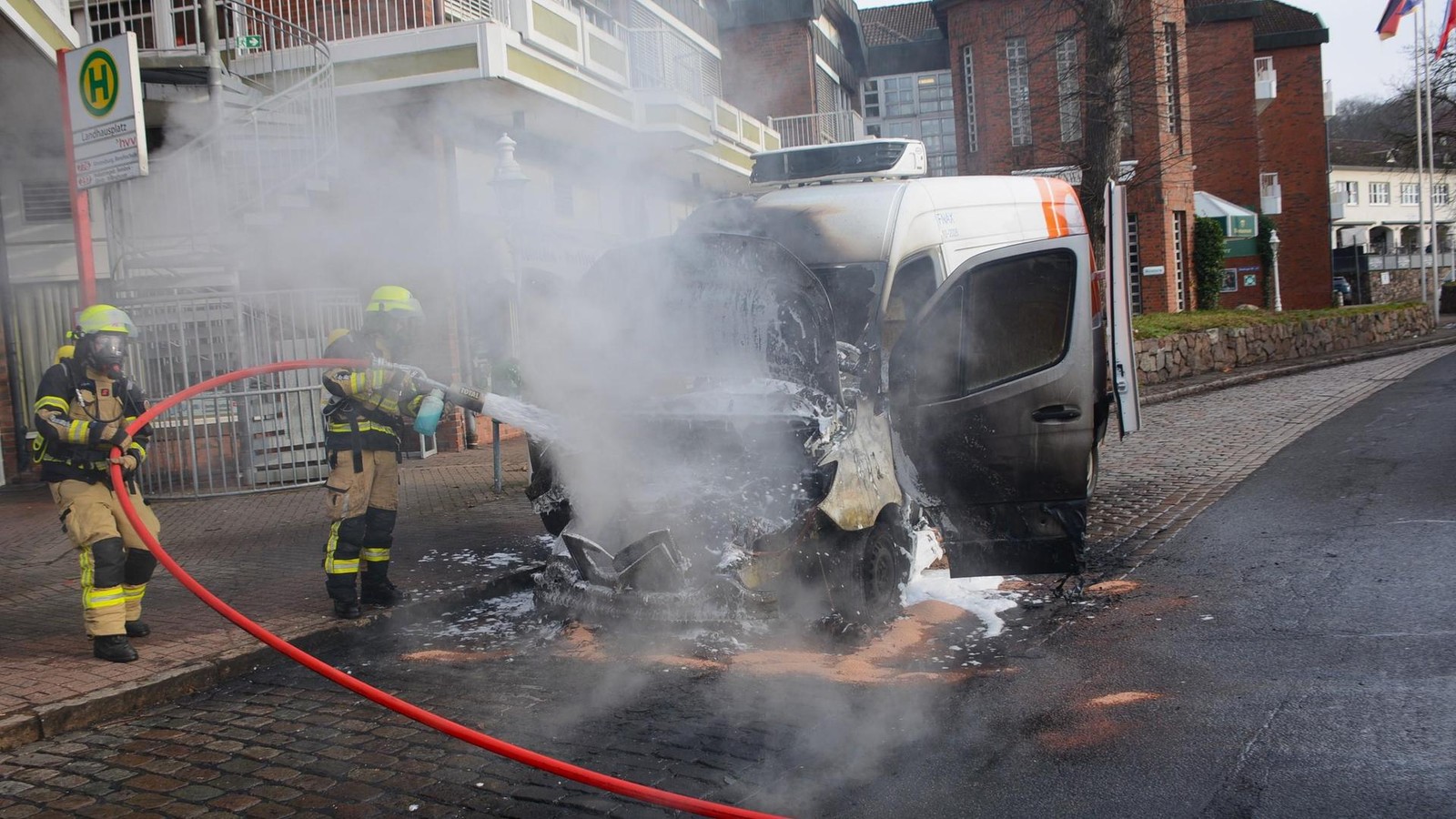 Pakettransporter-geht-mitten-in-Reinbek-in-Flammen-auf-dichter-Rauch