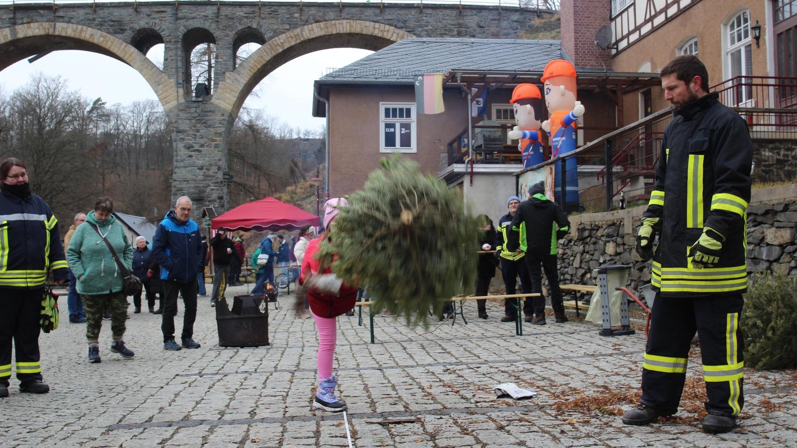 Das-etwas-andere-Knutfest-Eine-Kleinstadt-nutzt-ausgediente-Weihnachtsb-ume-nachhaltig