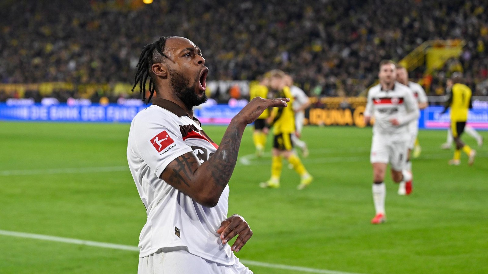 -Ein-H-ufchen-Elend-Wie-St-Paulis-Jones-nach-seinem-Foul-in-der-Kabine-litt