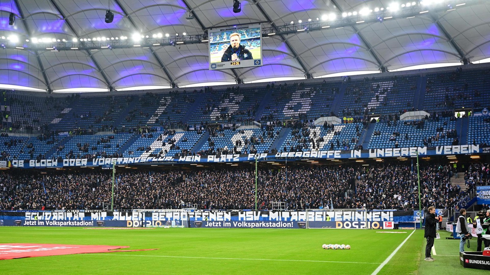 Gro-es-Fan-Plakat-nach-Kuntz-Aus-auch-Profis-reagieren-erstmals