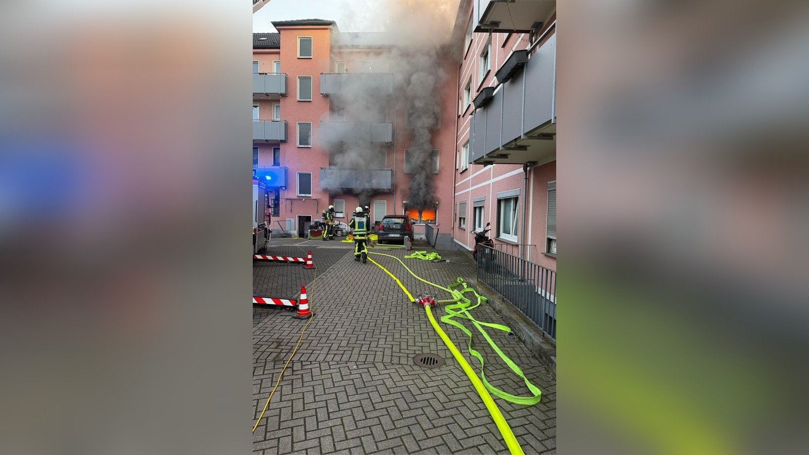 pizzeria-in-bochum-brennt-feuerwehr-im-einsatz-h-user-ger-umt
