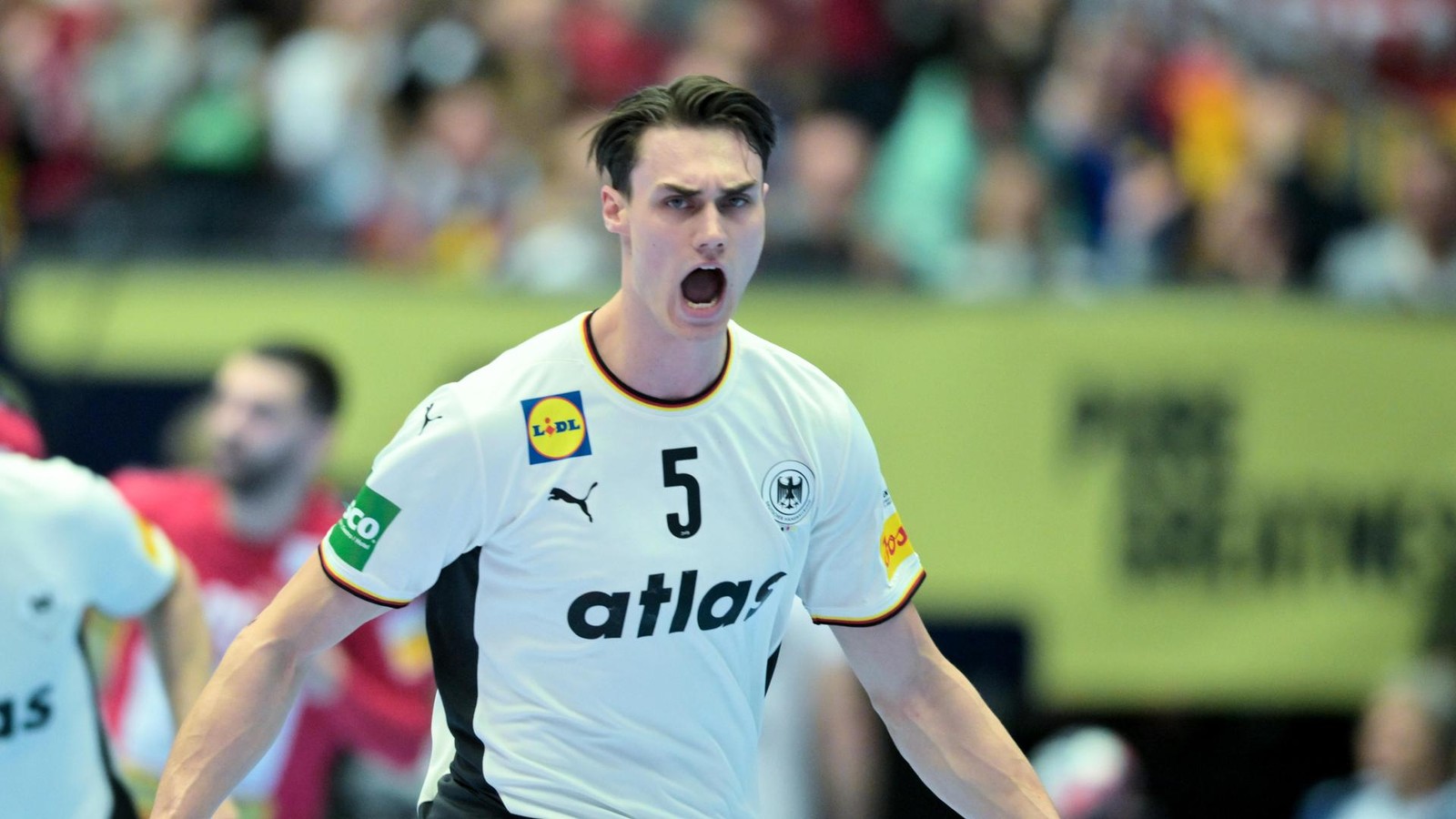 wer-ist-deutschlands-handball-ass-miro-schluroff-wurfmaschine-mit-fass-im-arm