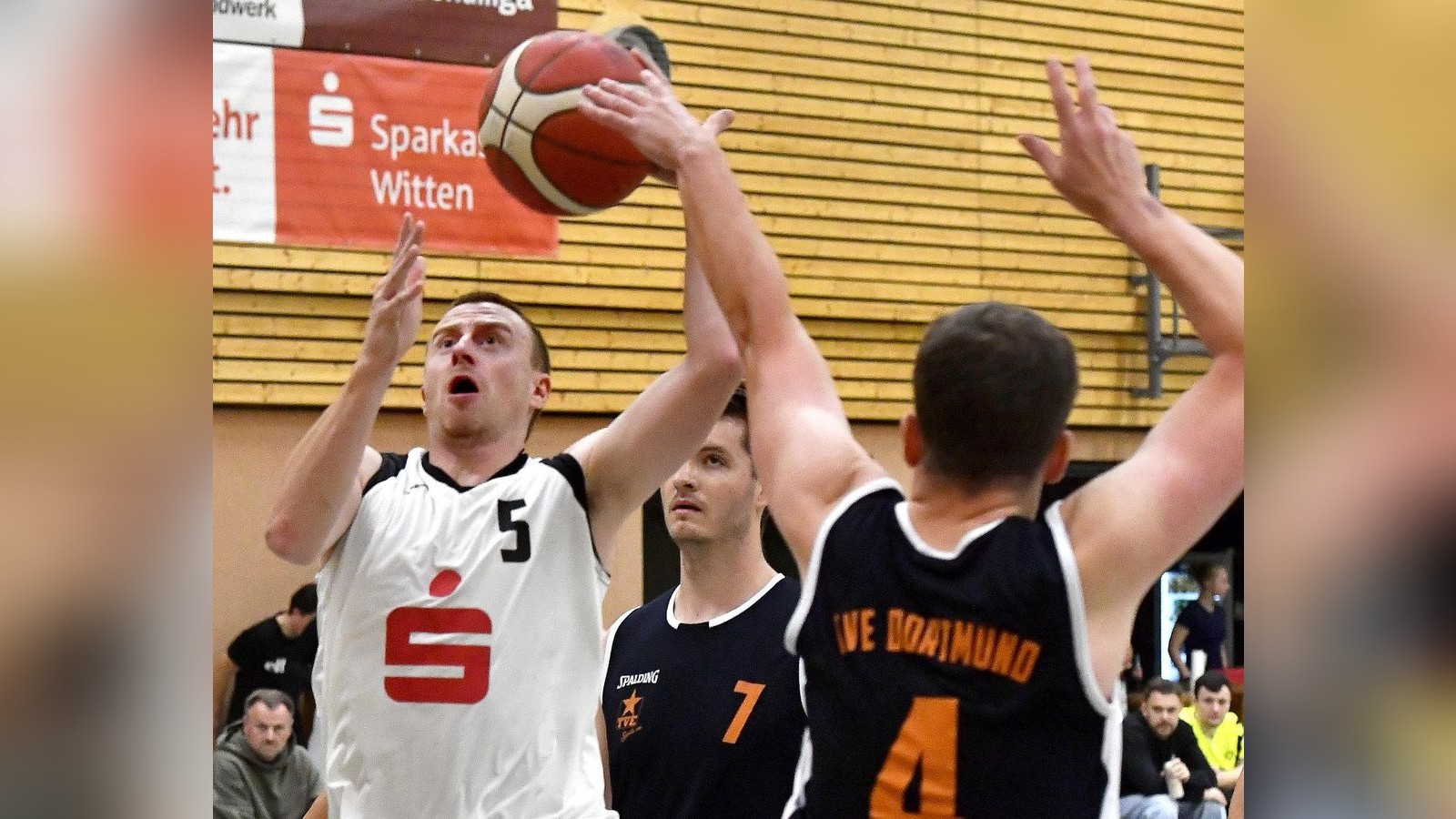 Witten-Baskets-setzen-Titelkurs-unbeirrt-fort-Kantersieg-gegen-Recklinghausen