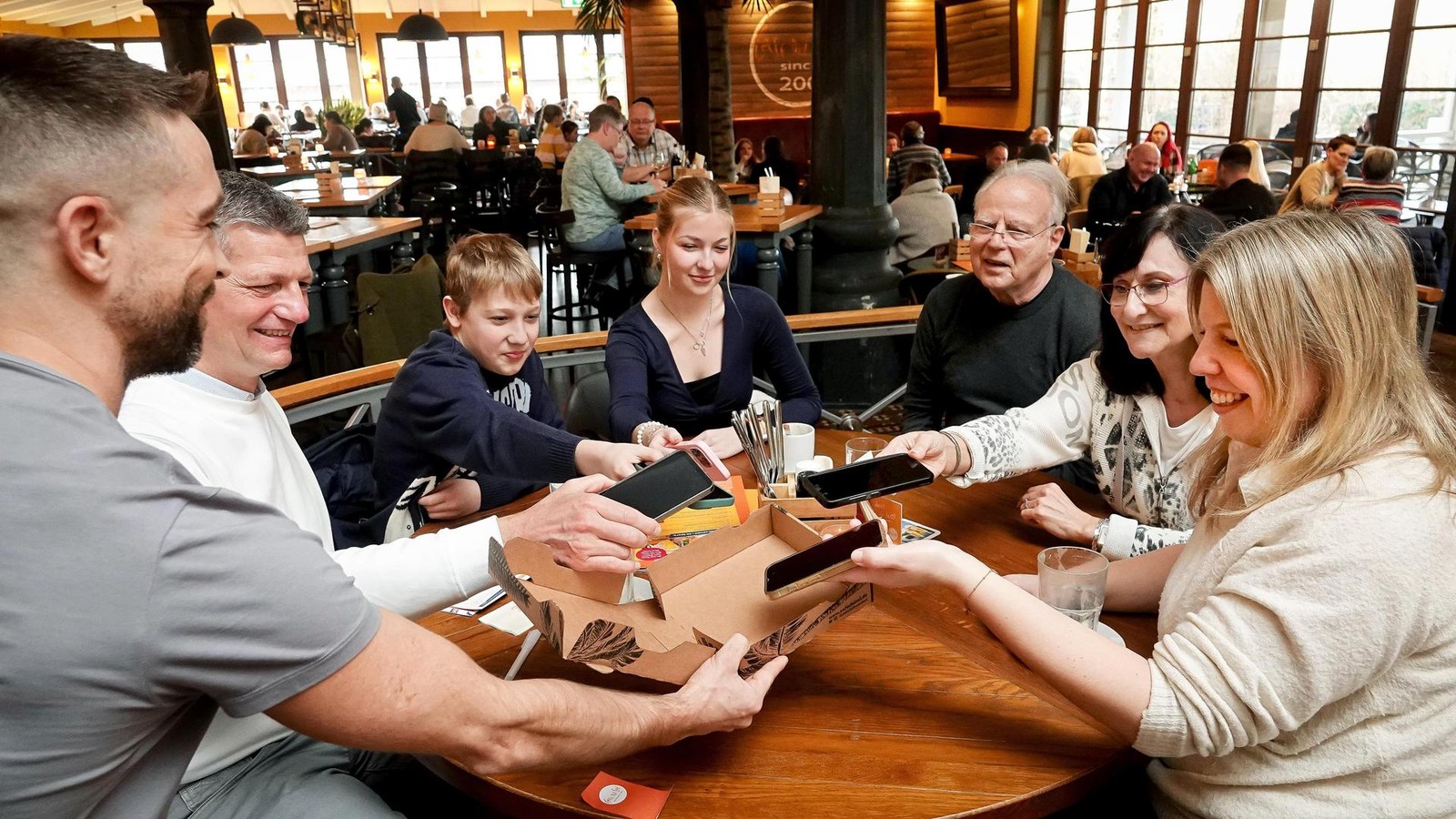 Handys-abgeben-Zeit-gewinnen-So-l-uft-Digital-Detox-in-M-lheimer-Restaurant