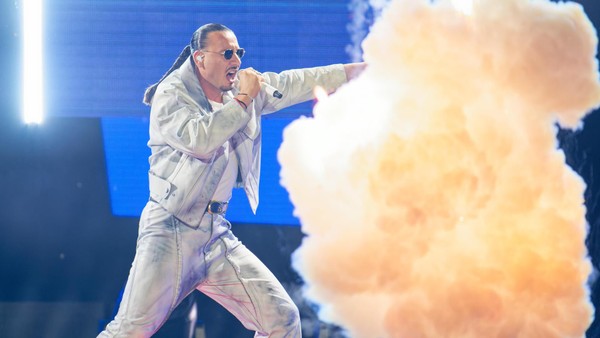 Ticker: Grandioses Bühnenbild – Apache 207 hebt mit 12.000 in Hannover ab