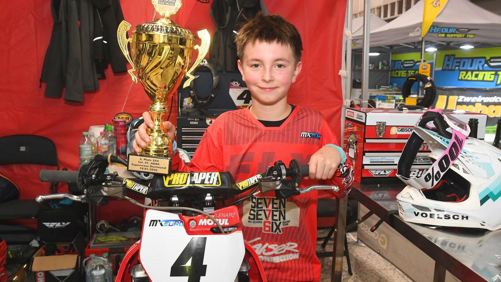 Zwei-R-der-zwei-Pokale-Gro-lohraer-Motocross-Talent-Mini-Prinz-von-Dortmund-