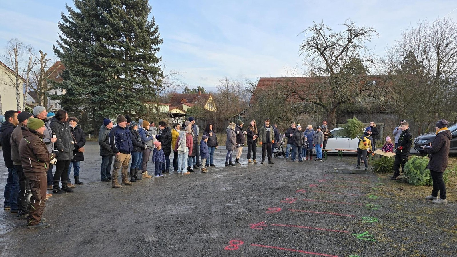 Beispielhaft-f-r-Nadelbaum-Feuer-im-Saale-Orla-Kreis-Weggeworfen-und-in-Flammen-aufgegangen