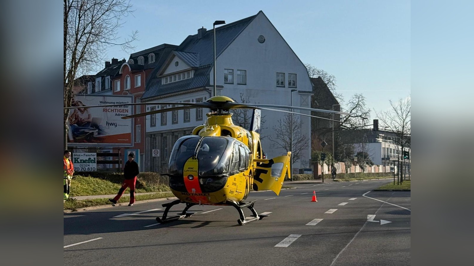 Rettungshubschrauber-landet-Hauptstra-e-in-Hattingen-abgesperrt