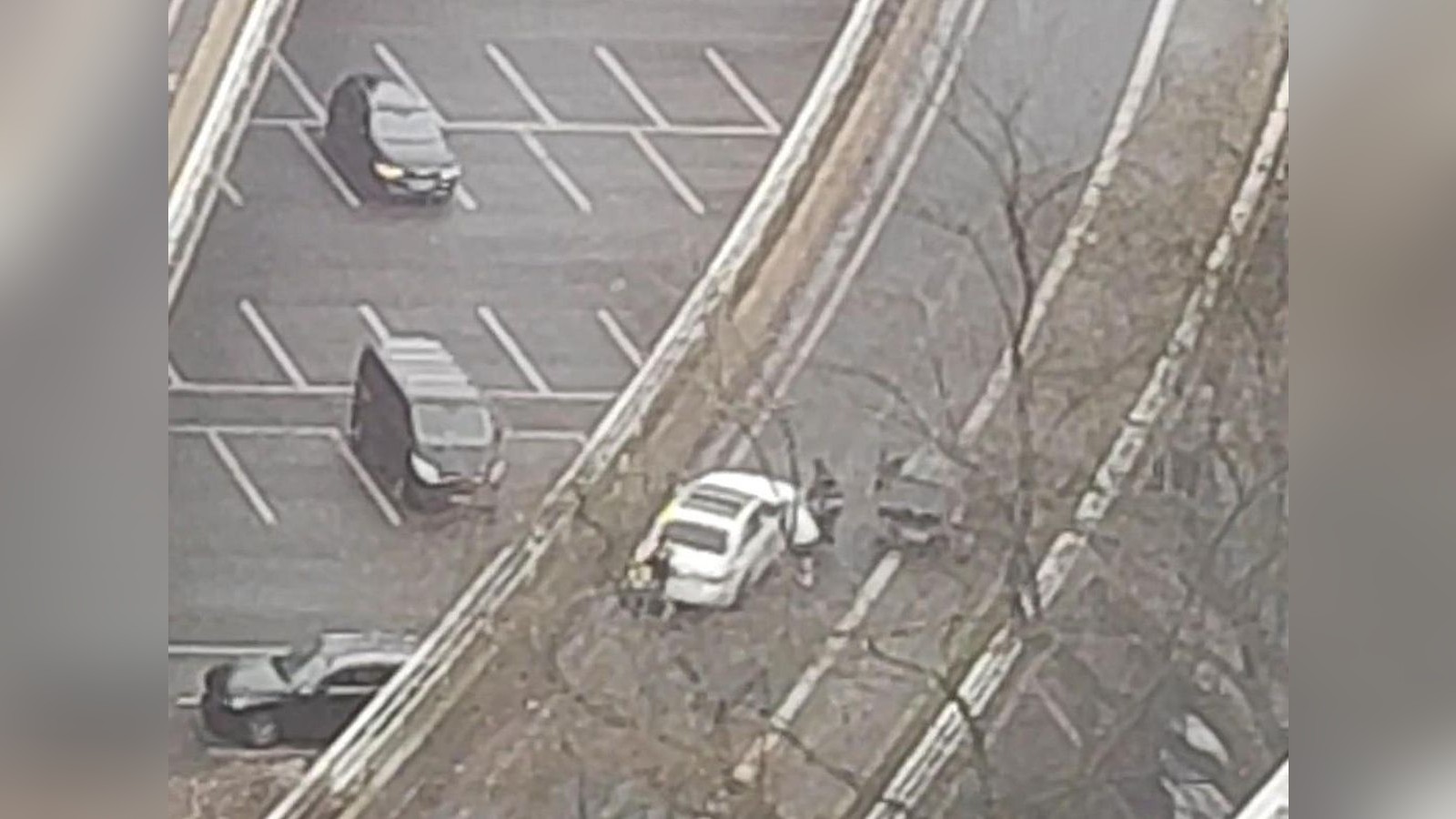 Medizinischer-Notfall-M-nner-stoppen-Fahrzeug-auf-A-40-Auffahrt-in-Essen