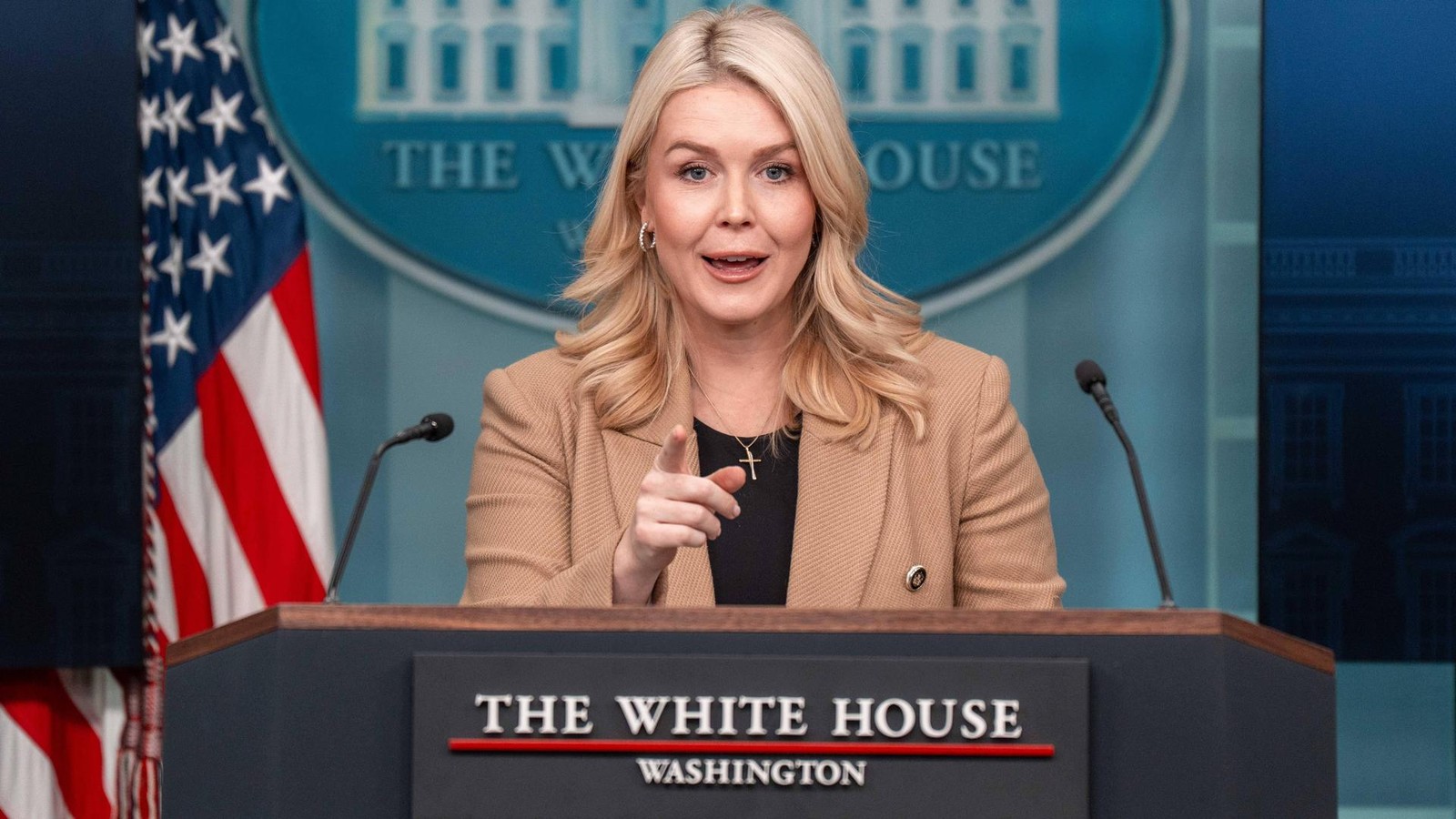 -Klagen-euch-den-Arsch-weg-Trump-Sprecherin-Leavitt-droht-US-Sender