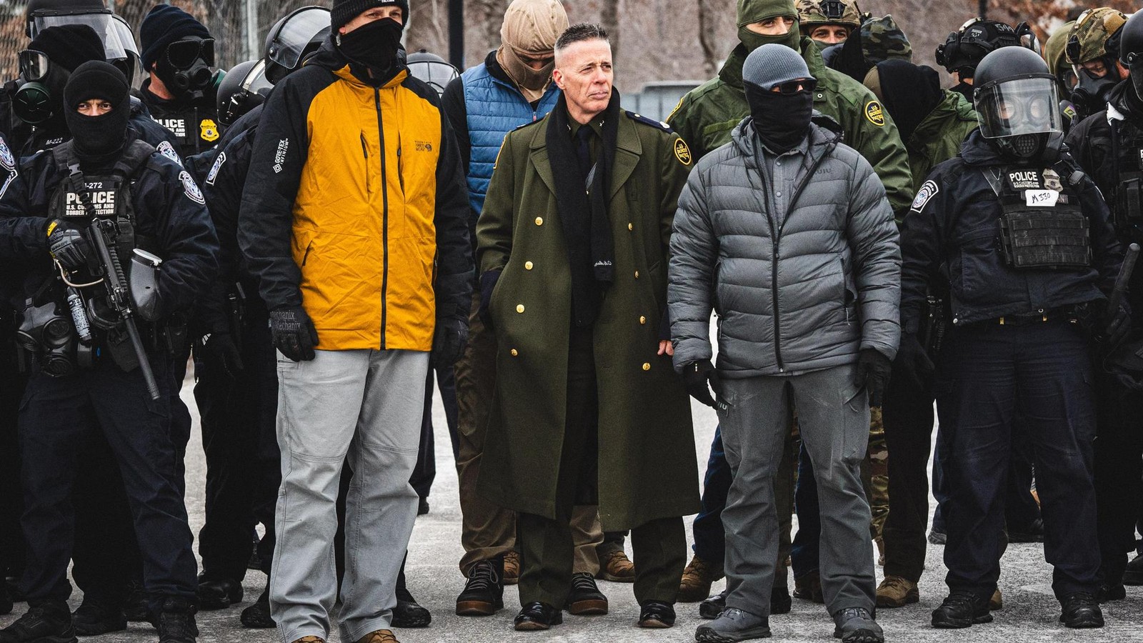 Trumps-Grenzsch-tzer-erz-rnt-das-Netz-Mantel-erinnert-an-dunkle-Nazi-Zeit