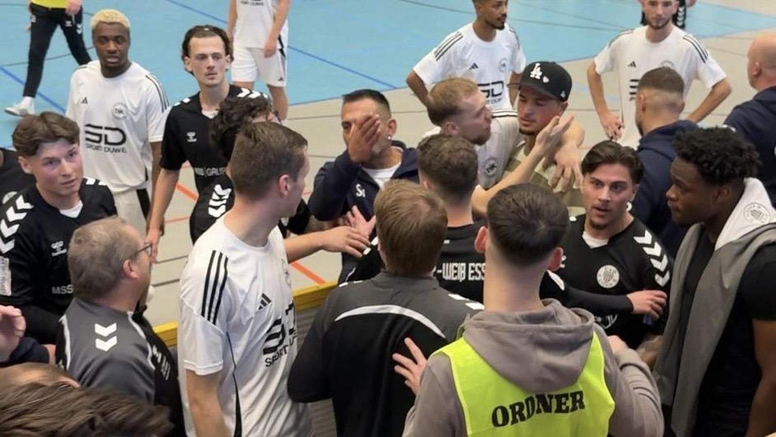 Halle-Essen-Frechheit-was-ihr-hier-mit-uns-macht-Spielabbruch-in-Vorrunde