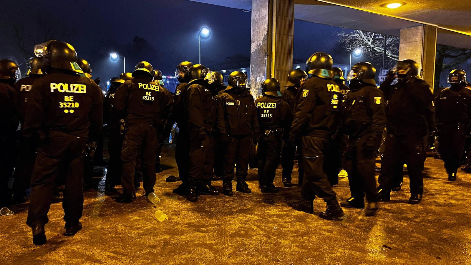Nach-Eskalation-am-Olympiastadion-Bedr-ngten-Polizisten-Fans-vor-einer-Klinik-