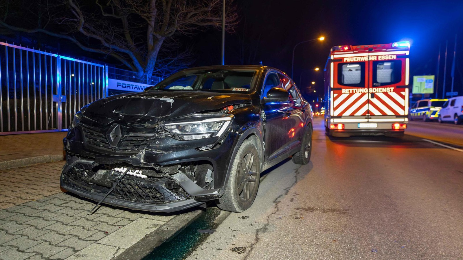 Unfall-in-Essen-Renault-f-hrt-vor-geparkten-Lkw