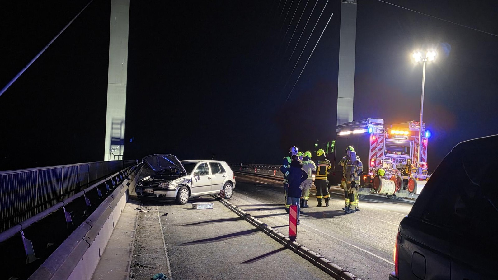 Stra-engl-tte-Rheinbr-cke-Rees-Kalkar-ist-zwei-Unf-llen-vorerst-gesperrt