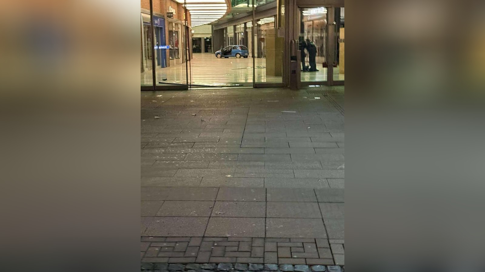 Auto-kracht-in-Duisburger-Einkaufszentrum-Forum-Was-wir-bisher-wissen