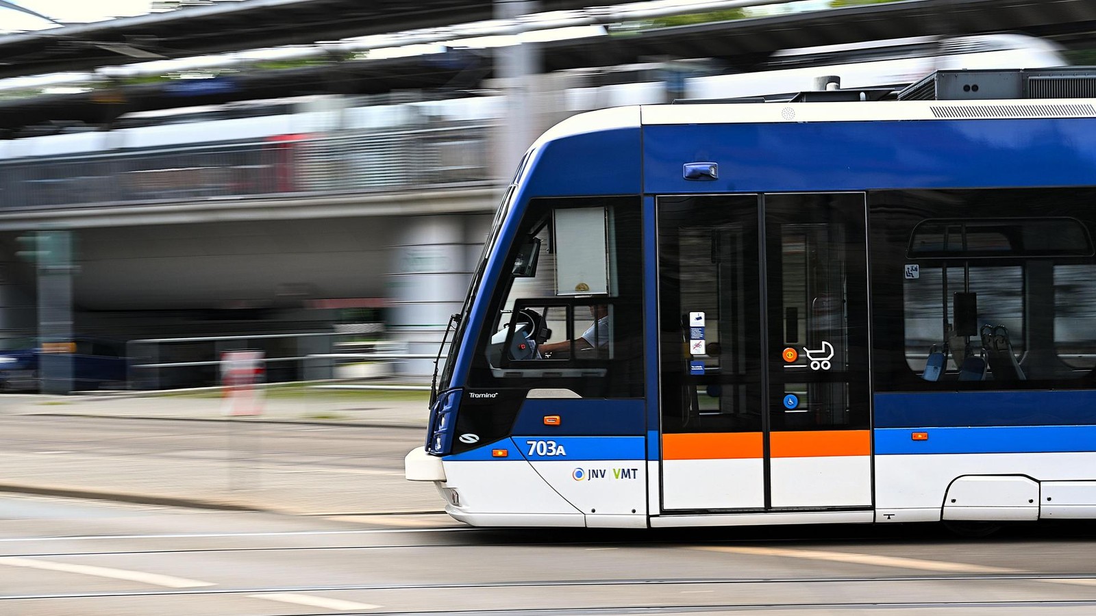 Zwei-Frauen-pr-geln-sich-in-einer-Stra-enbahn-in-Jena