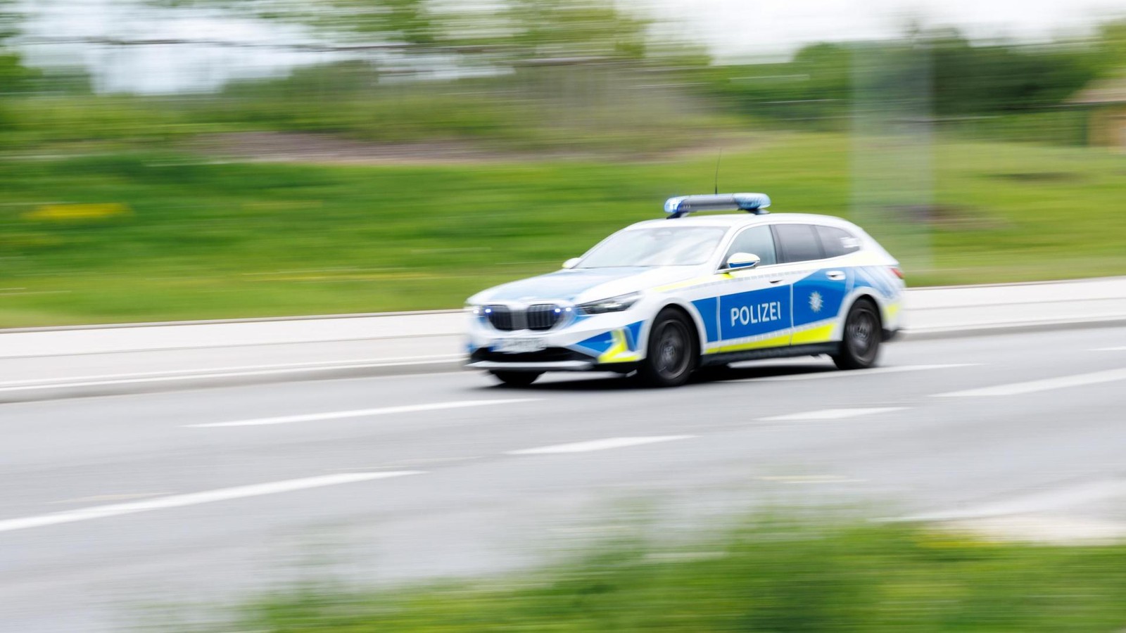 Blaulicht-bersehen-Autofahrer-kollidiert-mit-Streifenwagen